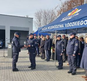 Uroczystość otwarcia nowej siedziby Komisariatu Policji w Warcie – I Zastępca Komendanta Głównego Policji przekazuje symboliczny klucz Komendantowi Komisariatu Policji w Warcie, po prawej stronie namiot gdzie stoją zaproszeni goście