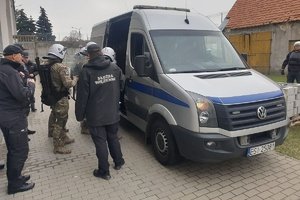 ćwiczenia w zakładzie karnym z udziałem policji służby więziennej i staży pożarnej, funkcjonariusze obezwładniają osadzonego,  wchodzi do więźniarki