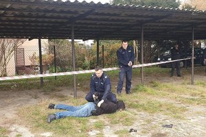 ćwiczenia w zakładzie karnym z udziałem policji służby więziennej i staży pożarnej, funkcjonariusze obezwładniają osobę,  który leży na ziemi