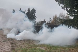 pożar auta widać unoszący się dym