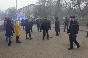 ćwiczenia w zakładzie karnym z udziałem policji służby więziennej i staży pożarnej, policjanci oraz kilkanaście osób przed zakładem  karnym