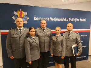 Funkcjonariusze Policji wraz z Komendantem Powiatowym Policji w Sieradzu