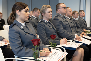 Na sali siedzą funkcjonariusze policji.