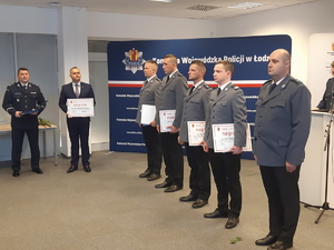 Na sali stoją nagrodzeniu funkcjonariusze policji.