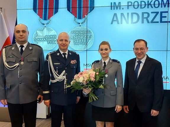 Uroczystość wręczenia medali policjantom z Komisariatu w Błaszakach w udziałem Ministra Spraw Wewnętrznych i Komendanta Głównego Policji.