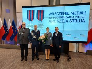 Uroczystość wręczenia medali policjantom z Komisariatu w Błaszakach w udziałem Ministra Spraw Wewnętrznych i Komendanta Głównego Policji.