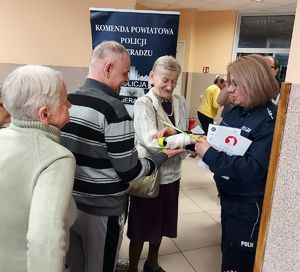 policjanci na spotkaniu z seniorami