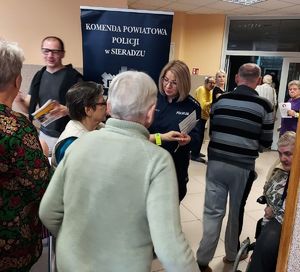 policjanci na spotkaniu z seniorami