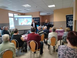 policjanci na spotkaniu z seniorami