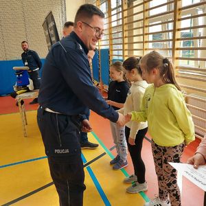 Eliminacje Powiatowe Ogólnopolskiego Turnieju Bezpieczeństwa w Ruchu Drogowym na sali gimnastycznej szkoły podstawowej -  rozdanie nagród.