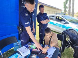 policjanci uczestniczyli w pikniku, stoisko  policyjne, motocykle i radiowozy ,