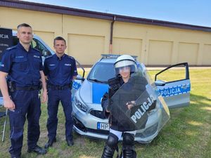 policjanci uczestniczyli w pikniku, stoisko  policyjne, motocykle i radiowozy ,