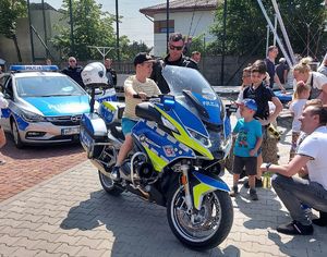 policjanci uczestniczyli w pikniku, stoisko  policyjne, motocykle i radiowozy ,