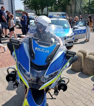 policjanci uczestniczyli w pikniku, stoisko  policyjne, motocykle i radiowozy ,