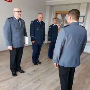 na sali odpraw sieradzkiej komendy uroczysta zbiorka z okazji powołania stanowiska I Zastępcy Komendanta Powiatowego Policji w Sieradzu, oecni są umundurowani policjanci