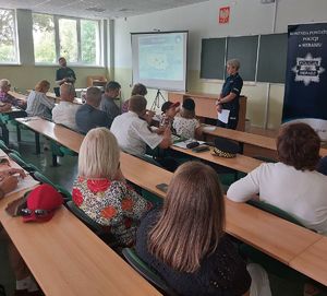 Debata społeczna zorganizowana przez policjantów w Akademii Humanistyczno Ekumenicznej Filia w Sieradzu z udziałem zaproszonych gości i mieszkańców Sieradza