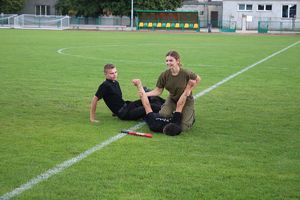 Uroczystość ślubowania klasy mundurowo - policyjnej zespołu szkół w Warcie na Stadionie Miejskim w Warcie - pokaz technik interwencji.