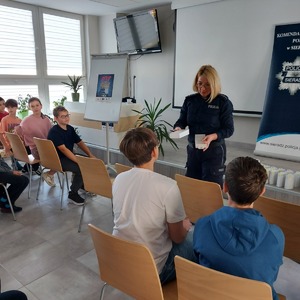 Policjantki przeprowadziły pogadankę w szkole dla uczniów.