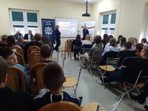 Policjanci na spotkaniu z młodzieżą w bibliotece.