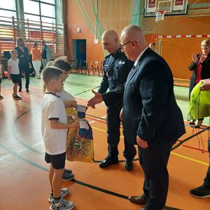 W szkole podstawowej policjanci przeprowadzają finał powiatowy Akademii Bezpieczeństwa, wręczenie nagród dzieciom.