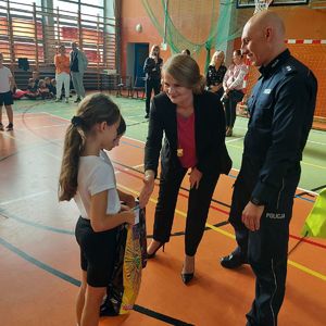 W szkole podstawowej policjanci przeprowadzają finał powiatowy Akademii Bezpieczeństwa, wręczenie nagród dzieciom.