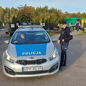 Policjanci czuwają nad bezpieczeństwem na cmentarzu.