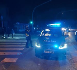 Policjanci czuwają nad bezpieczeństwem na cmentarzu.