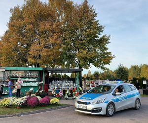 Policjanci czuwają nad bezpieczeństwem na cmentarzu.