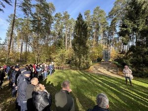 Przed pomnikiem powstańców zebrali się uczestnicy akcji sadzenie lasu: umundurowani policjanci, młodzieży, przedstawiciele służb mundurowych.