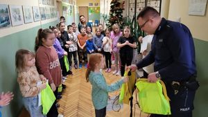 Rozstrzygniecie konkursu plastycznego „Mój pupil – zabawa i obowiązek” - wręczenie nagród przez dzielnicowego i nauczycielkę  laureatom i uczestnikom.