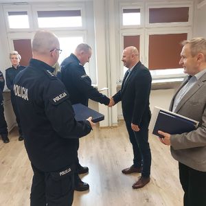 Uroczystość pożegnania odchodzących na emeryturę w sali odpraw sieradzkiej komendy z udziałem policjantów i pracowników cywilnych.