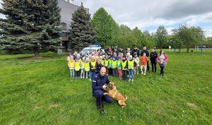 Warsztaty profilaktyczne prowadzone dla dzieci przez wolontariusza fundacji Ewy Naworol wspólnie z policją w amerykańskiej ciężarówce z salą mobilno- edukacyjną, pokaz tresury psa policyjnego.