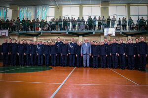 Na zdjęciu znajdują się nowo przyjęciu funkcjonariusze policji. Na balkonach stoją goście zaproszeniu na uroczystość ślubowania.