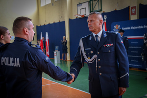 Na zdjęciu Komendant Wojewódzki Policji w Łodzi inspektor Arkadiusz Sylwestrzak, który podaje dłoń funkcjonariuszowi policji.