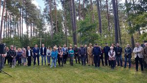 Akcja sadzenia lasu i alei dębów w leśnictwie Pyszków z udziałem służb mundurowych, samorządowców, uczniów.