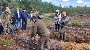 Akcja sadzenia lasu i alei dębów w leśnictwie Pyszków z udziałem służb mundurowych, samorządowców, uczniów.