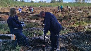 Akcja sadzenia lasu i alei dębów w leśnictwie Pyszków z udziałem służb mundurowych, samorządowców, uczniów.