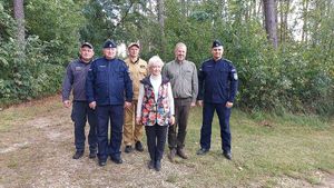 Akcja sadzenia lasu i alei dębów w leśnictwie Pyszków z udziałem służb mundurowych, samorządowców, uczniów.