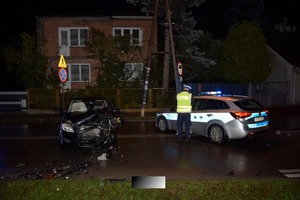 Miejsca wypadku drogowego z udziałem dwóch samochodów osobowych, na miejscu służby ratunkowe, policja, karetka pogotowia.