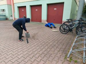 Ćwiczenia dowódczo - sztabowe na terenie Zespołu Szkół Katolickich w Sieradzu - wtargnięcie uzbrojonego napastnika na teren szkoły, który rani pracownika szkoły i grozi podpaleniem, ewakuacja uczniów. W ćwiczeniach biorą udział policjanci i strażacy.