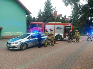 Ćwiczenia dowódczo - sztabowe na terenie Zespołu Szkół Katolickich w Sieradzu - wtargnięcie uzbrojonego napastnika na teren szkoły, który rani pracownika szkoły i grozi podpaleniem, ewakuacja uczniów. W ćwiczeniach biorą udział policjanci i strażacy.