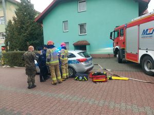 Ćwiczenia dowódczo - sztabowe na terenie Zespołu Szkół Katolickich w Sieradzu - wtargnięcie uzbrojonego napastnika na teren szkoły, który rani pracownika szkoły i grozi podpaleniem, ewakuacja uczniów. W ćwiczeniach biorą udział policjanci i strażacy.