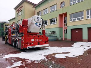 Ćwiczenia dowódczo - sztabowe na terenie Zespołu Szkół Katolickich w Sieradzu - wtargnięcie uzbrojonego napastnika na teren szkoły, który rani pracownika szkoły i grozi podpaleniem, ewakuacja uczniów. W ćwiczeniach biorą udział policjanci i strażacy.