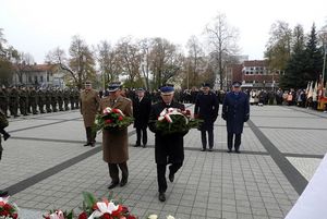 Obchody narodowego Święta Niepodległości na Placu marszałka Józefa Piłsudskiego w Sieradzu.