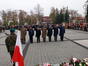 Obchody narodowego Święta Niepodległości na Placu marszałka Józefa Piłsudskiego w Sieradzu.