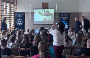 Debata społeczna w Szkole Podstawowej w Kalinowej z udziałem uczniów, nauczycieli, policjantów i dyrektora Poradni Psychologiczno - Pedagogicznej.