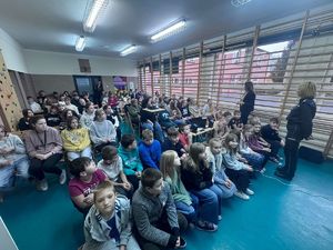 Debata społeczna w Szkole Podstawowej w Kalinowej z udziałem uczniów, nauczycieli, policjantów i dyrektora Poradni Psychologiczno - Pedagogicznej.