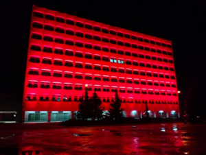 Budynek Starostwa Powiatowego w Sieradzu podświetlony na czerwono..