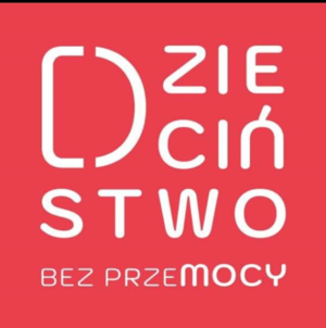 Na czerwonym tle napis Dzieciństwo bez przemocy.