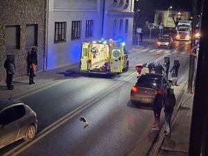 Miejsce wypadku drogowego, , służby ratunkowe, pojazdy stojące na drodze, świadkowie zdarzenia.